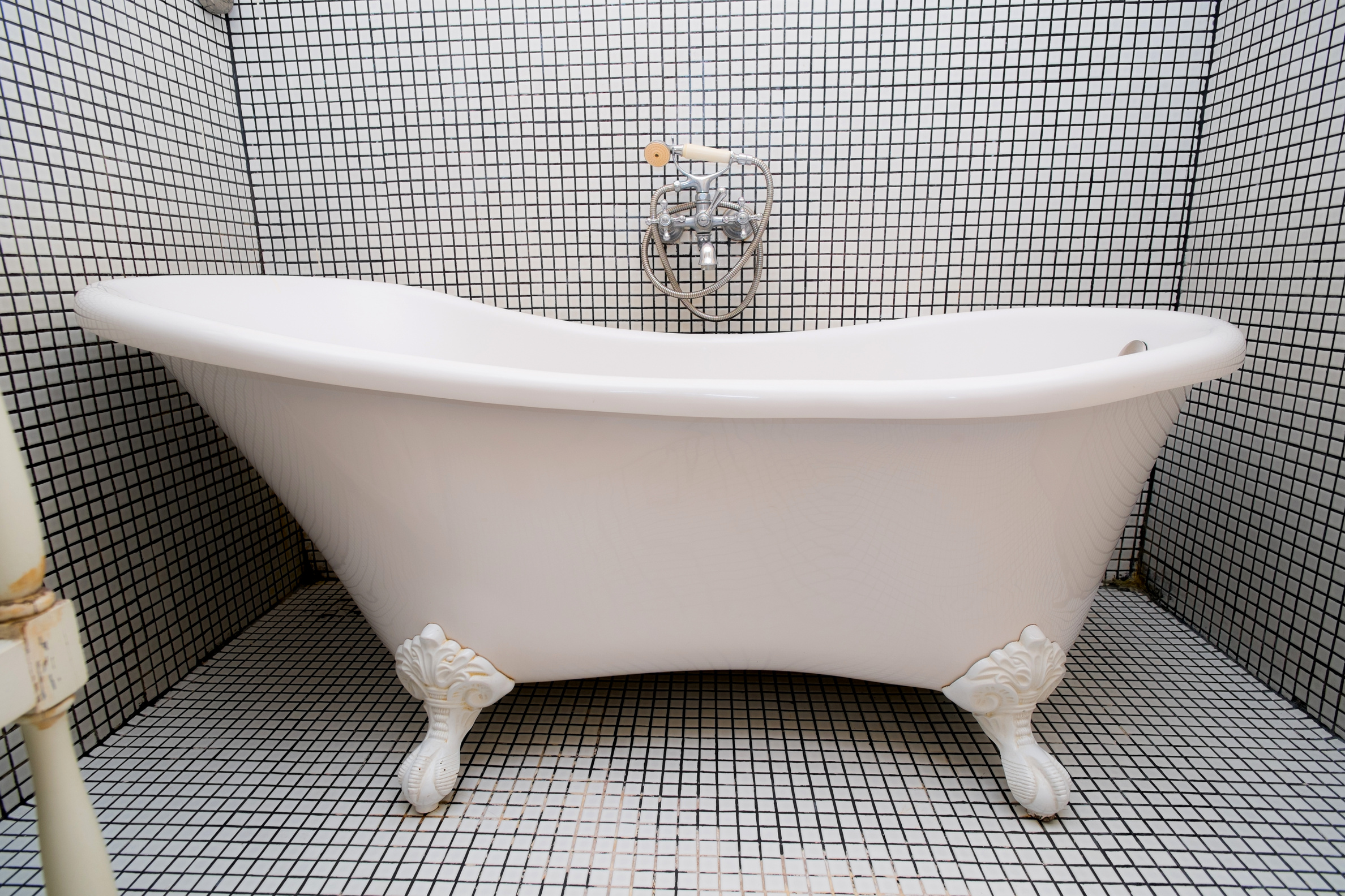 Vintage bath tub